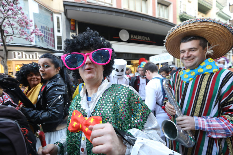 Cientos de escolares celebran el carnaval por el centro de Avilés y con una fiesta en el Quirinal