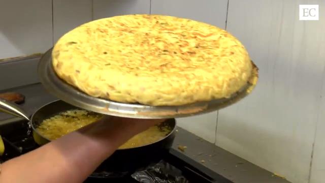 Así es la tortilla de la Cafetería Europa de Gijón.