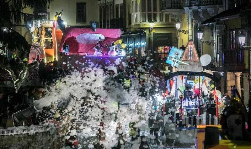 Treinta mil litros de espuma y agua inundaron el casco histórico de villa en una cita en la que las temperaturas agradables y los cielos despejados han estado presentes durante todo el recorrido