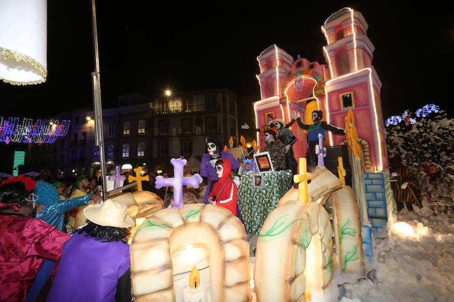 Treinta mil litros de espuma y agua inundaron el casco histórico de villa en una cita en la que las temperaturas agradables y los cielos despejados han estado presentes durante todo el recorrido