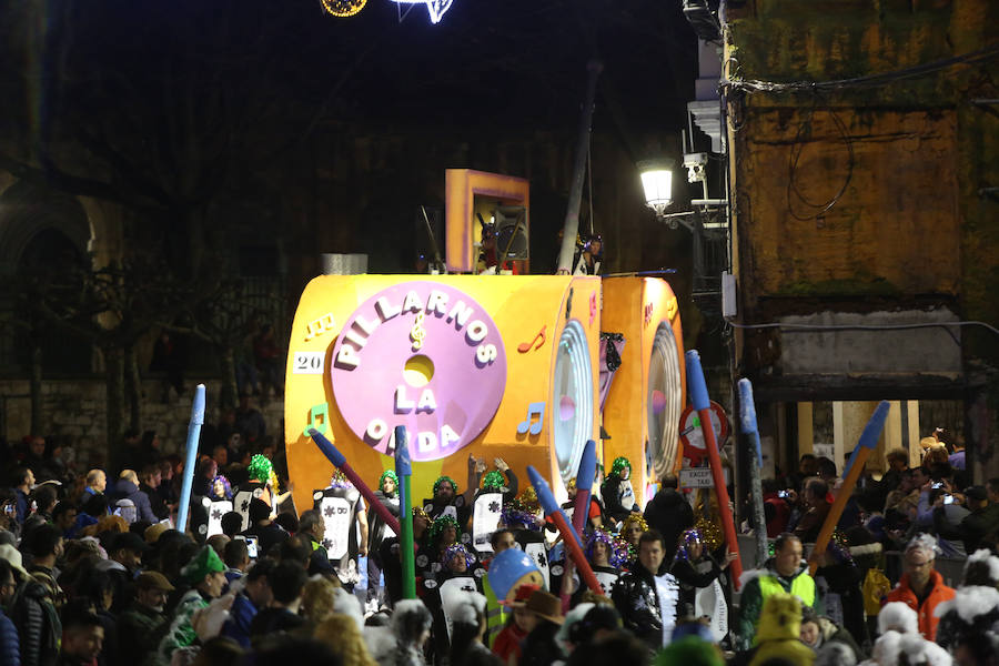 Treinta mil litros de espuma y agua inundaron el casco histórico de villa en una cita en la que las temperaturas agradables y los cielos despejados han estado presentes durante todo el recorrido