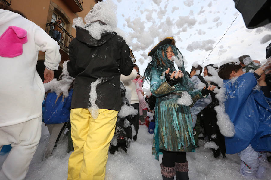 Treinta mil litros de espuma y agua inundaron el casco histórico de villa en una cita en la que las temperaturas agradables y los cielos despejados han estado presentes durante todo el recorrido