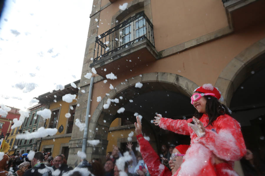 Treinta mil litros de espuma y agua inundaron el casco histórico de villa en una cita en la que las temperaturas agradables y los cielos despejados han estado presentes durante todo el recorrido