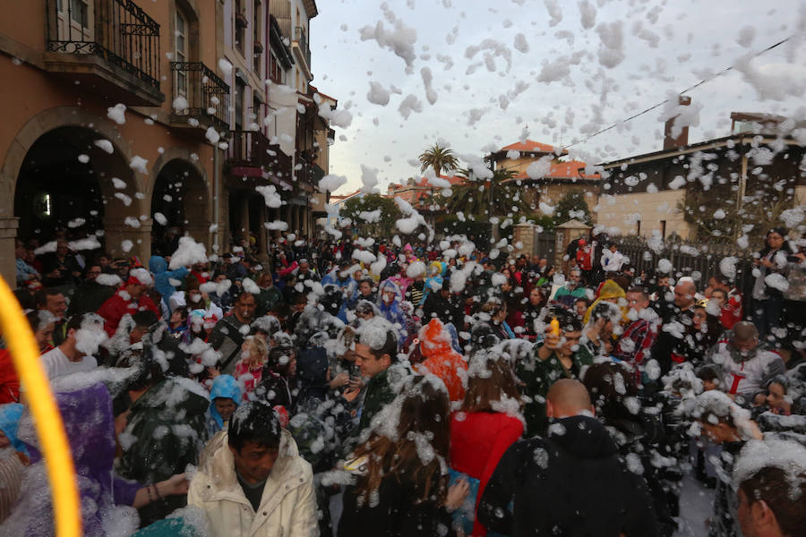 Treinta mil litros de espuma y agua inundaron el casco histórico de villa en una cita en la que las temperaturas agradables y los cielos despejados han estado presentes durante todo el recorrido