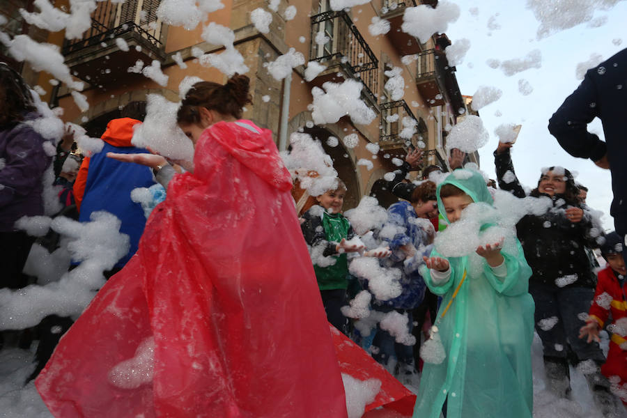 Treinta mil litros de espuma y agua inundaron el casco histórico de villa en una cita en la que las temperaturas agradables y los cielos despejados han estado presentes durante todo el recorrido