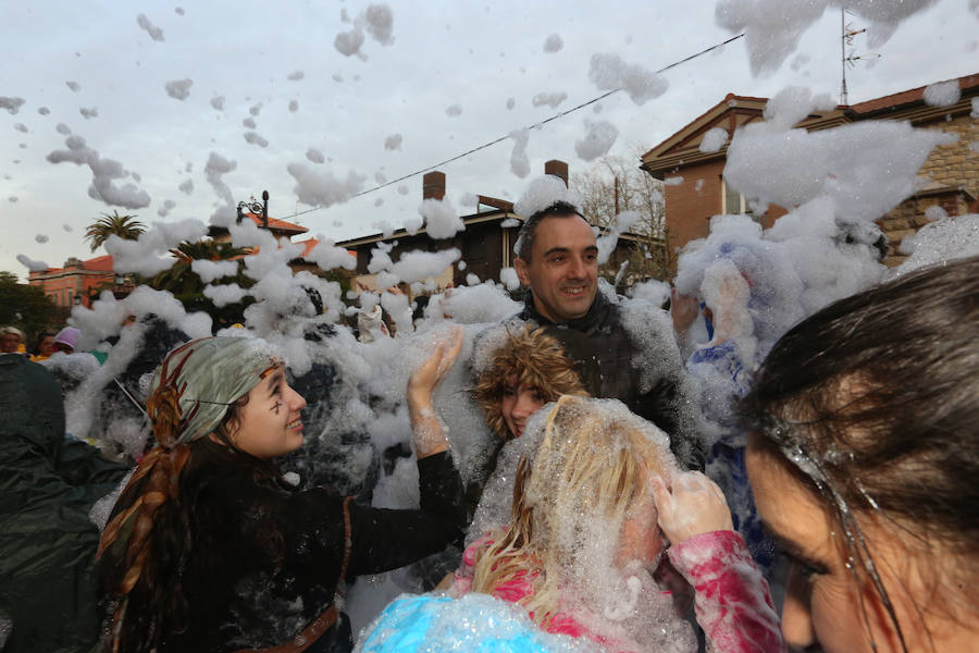 Treinta mil litros de espuma y agua inundaron el casco histórico de villa en una cita en la que las temperaturas agradables y los cielos despejados han estado presentes durante todo el recorrido