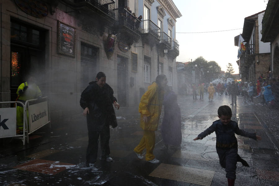 Treinta mil litros de espuma y agua inundaron el casco histórico de villa en una cita en la que las temperaturas agradables y los cielos despejados han estado presentes durante todo el recorrido