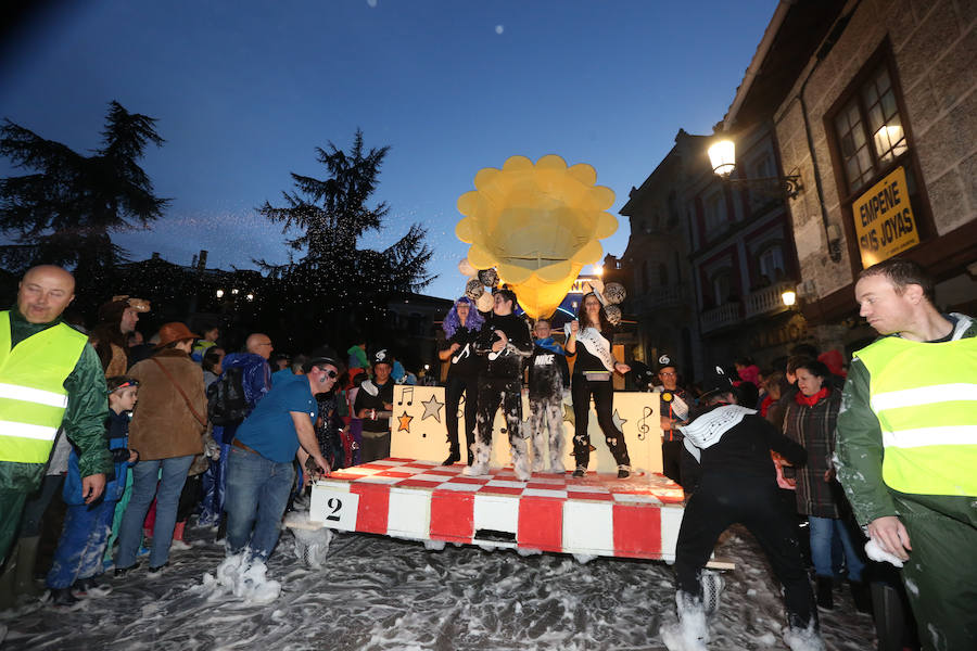 Treinta mil litros de espuma y agua inundaron el casco histórico de villa en una cita en la que las temperaturas agradables y los cielos despejados han estado presentes durante todo el recorrido