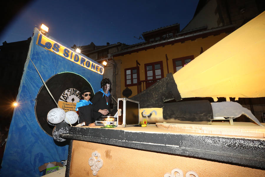 Treinta mil litros de espuma y agua inundaron el casco histórico de villa en una cita en la que las temperaturas agradables y los cielos despejados han estado presentes durante todo el recorrido