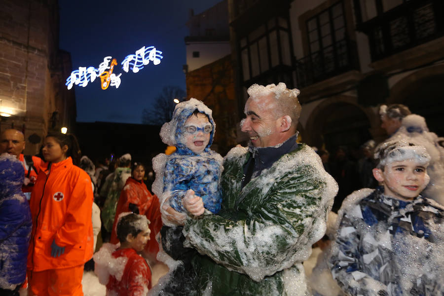 Treinta mil litros de espuma y agua inundaron el casco histórico de villa en una cita en la que las temperaturas agradables y los cielos despejados han estado presentes durante todo el recorrido