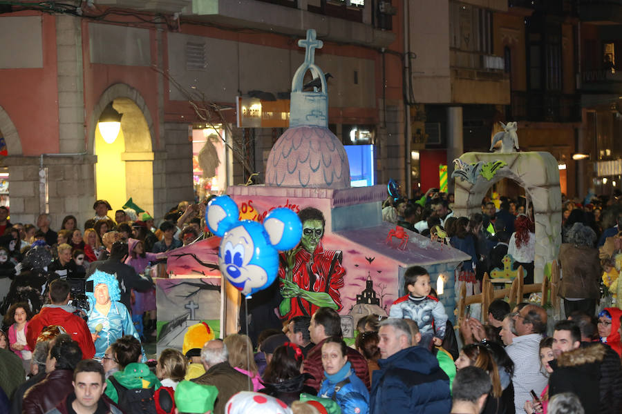 Treinta mil litros de espuma y agua inundaron el casco histórico de villa en una cita en la que las temperaturas agradables y los cielos despejados han estado presentes durante todo el recorrido