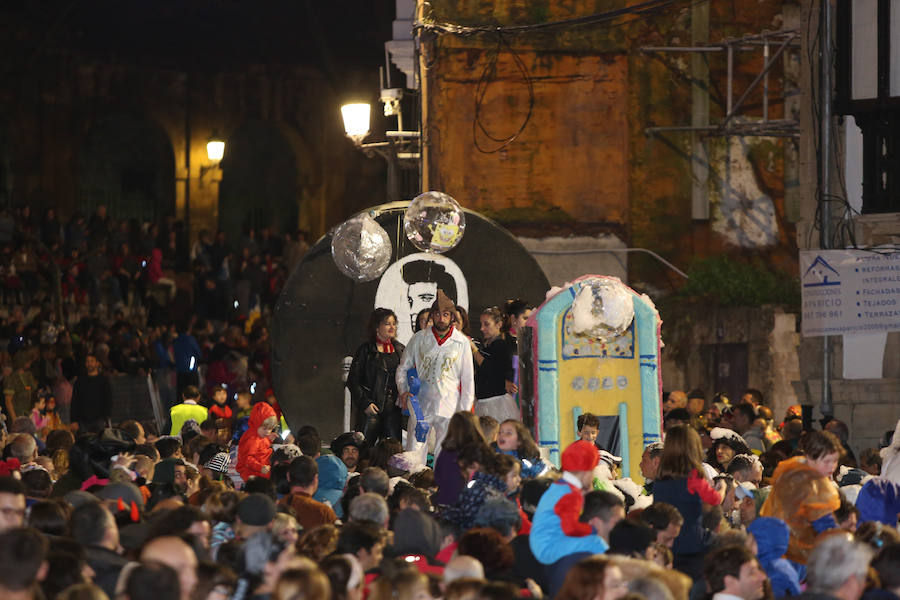 Treinta mil litros de espuma y agua inundaron el casco histórico de villa en una cita en la que las temperaturas agradables y los cielos despejados han estado presentes durante todo el recorrido