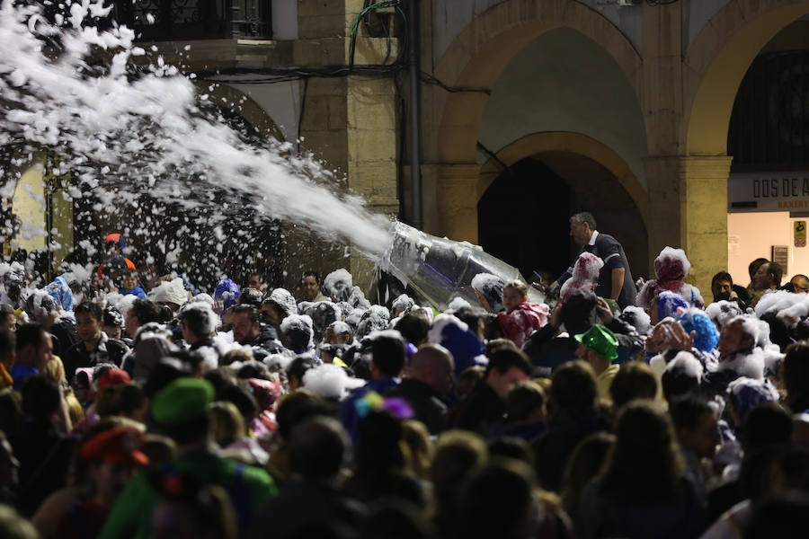 Treinta mil litros de espuma y agua inundaron el casco histórico de villa en una cita en la que las temperaturas agradables y los cielos despejados han estado presentes durante todo el recorrido