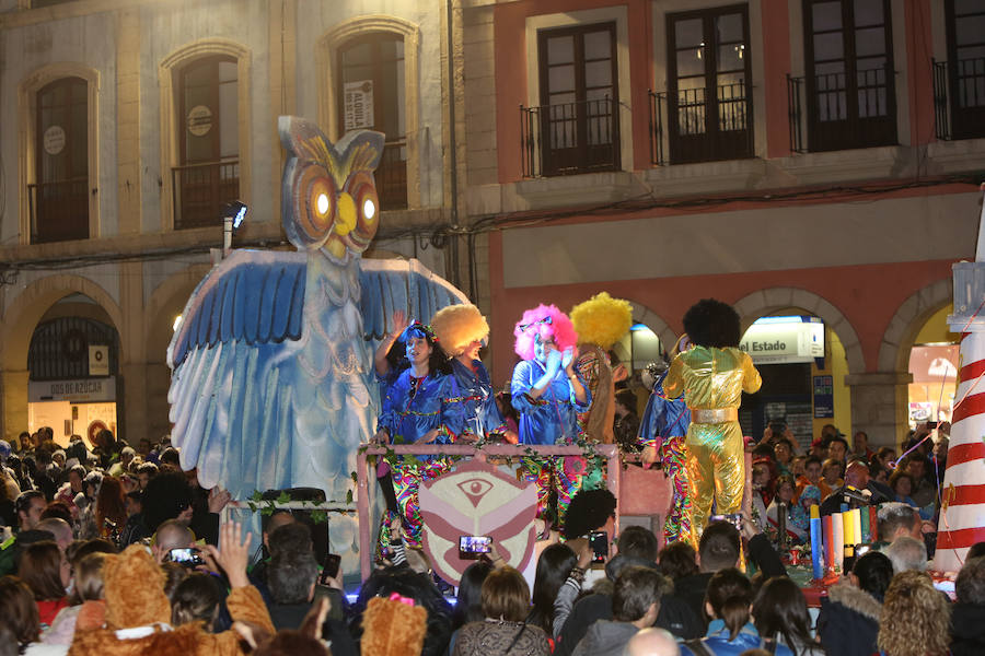 Treinta mil litros de espuma y agua inundaron el casco histórico de villa en una cita en la que las temperaturas agradables y los cielos despejados han estado presentes durante todo el recorrido