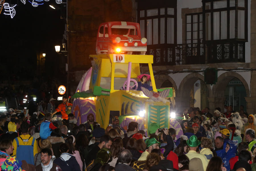 Treinta mil litros de espuma y agua inundaron el casco histórico de villa en una cita en la que las temperaturas agradables y los cielos despejados han estado presentes durante todo el recorrido