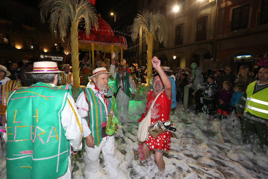 Treinta mil litros de espuma y agua inundaron el casco histórico de villa en una cita en la que las temperaturas agradables y los cielos despejados han estado presentes durante todo el recorrido