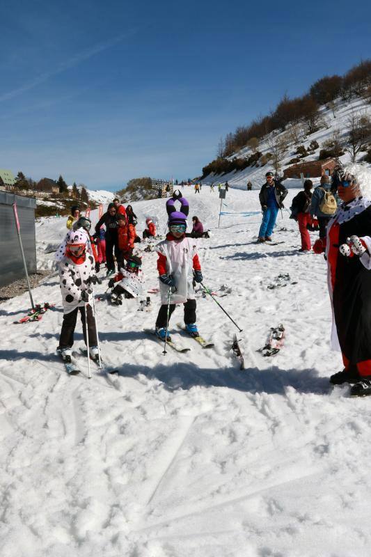 Algunos no quisieron desaprovechar el buen tiempo para pasar una jornada en la nieve pero eso sí, con un toque de carnaval