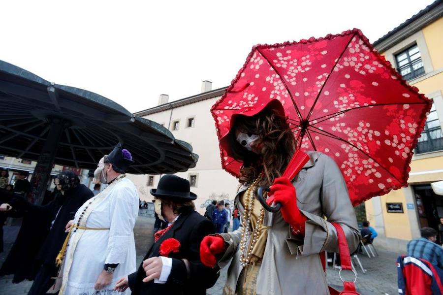 Los veinte personajes hicieron comedia por una decena de calles del casco histórico y después plantaron la vieya