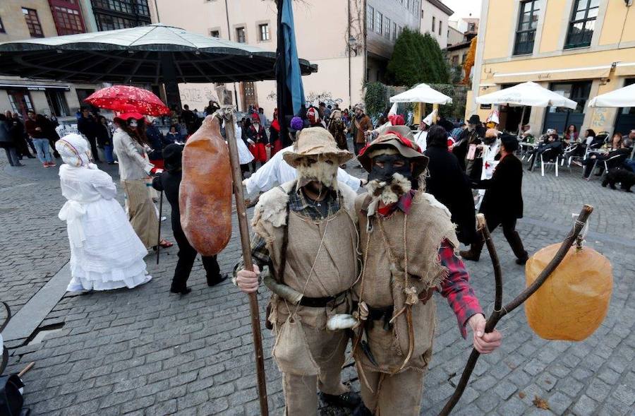 Los veinte personajes hicieron comedia por una decena de calles del casco histórico y después plantaron la vieya