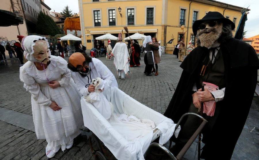 Los veinte personajes hicieron comedia por una decena de calles del casco histórico y después plantaron la vieya