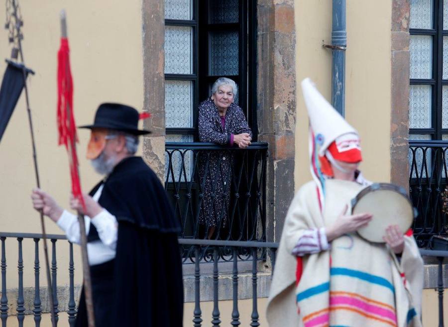 Los veinte personajes hicieron comedia por una decena de calles del casco histórico y después plantaron la vieya