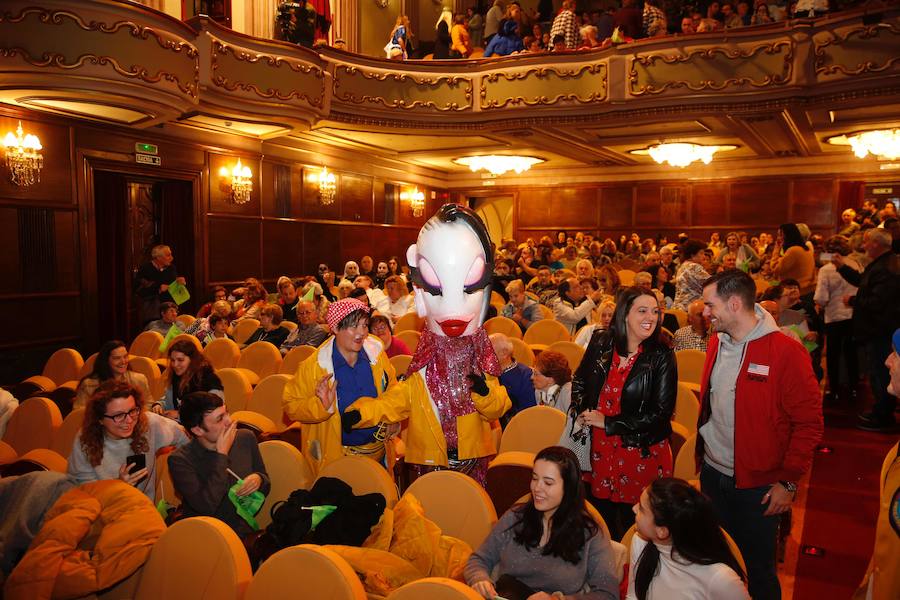 El evento, moderado por Alberto Rodríguez, tuvo una gran carga de humor ácido, canciones críticas y disfraces de lo más elaborados. 