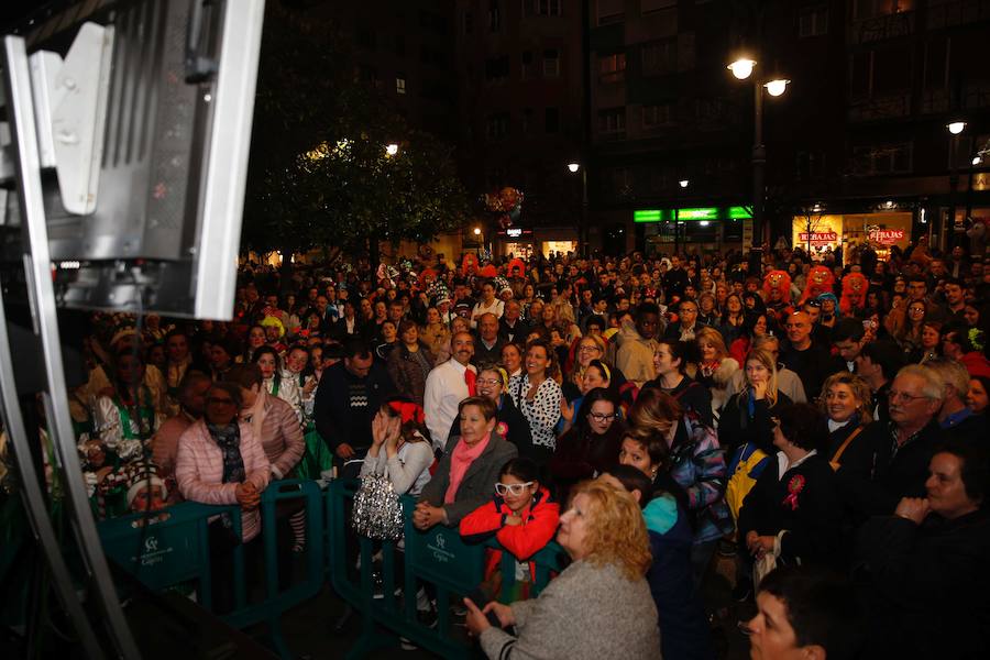 El evento, moderado por Alberto Rodríguez, tuvo una gran carga de humor ácido, canciones críticas y disfraces de lo más elaborados. 