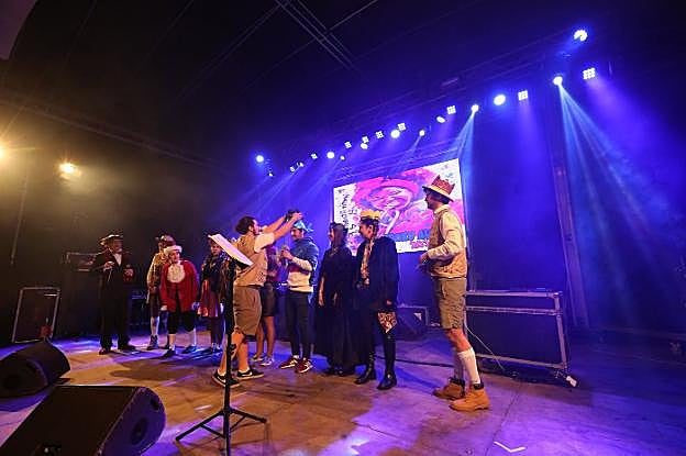 El momento de la coronación de los Reyes del Goxu y La Faba de la peña Jarra y Pedal. 