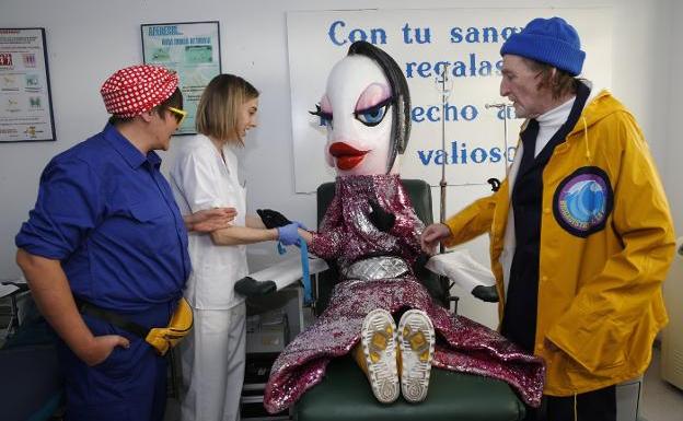 Cuca, junto a Roxi y 'el pescanova', se prepara para dar sangre escamada en la Asociación de Donantes de Gijón. 