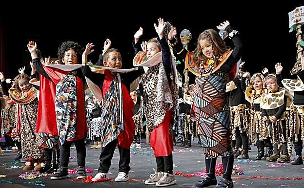 Un grupo de niños que participaron en el desfile infantil del Teatro Jovellanos de Gijón. 