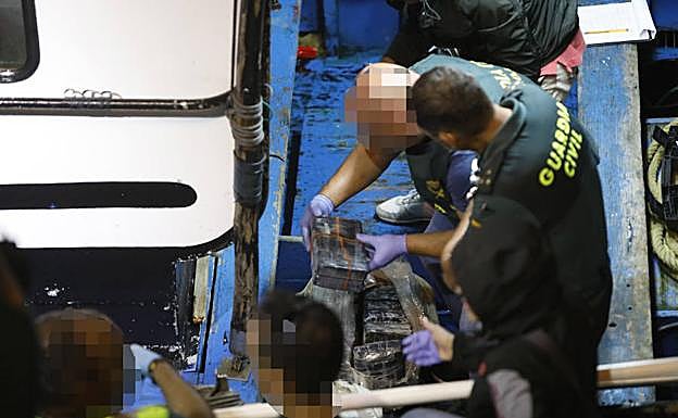 Inspección de los fardos hallados en agosto en altamar por un barco asturiano.