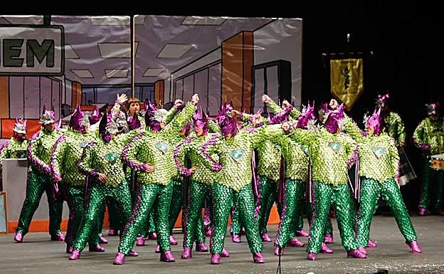 El concurso de charangas de Gijón abarrota el Jovellanos