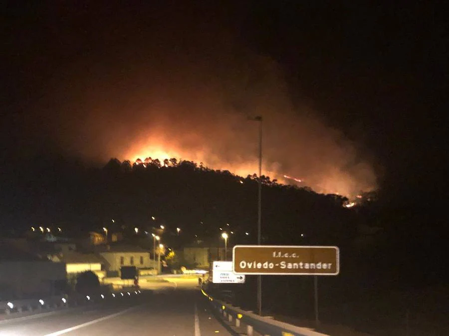 El concejo de Llanes cercado por las llamas