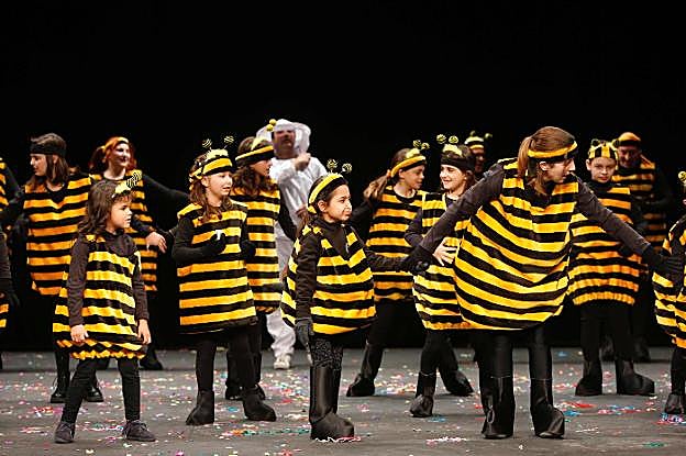 Abejas en el Jovellanos. El escenario se transformó en una colmena en la que 'zumbaron' decenas de pequeñas abejas. Emoticonos. Uno de los trajes que más está triunfando este antroxu es el de los emoticonos, sobre todo el de la caca de whatsapp.