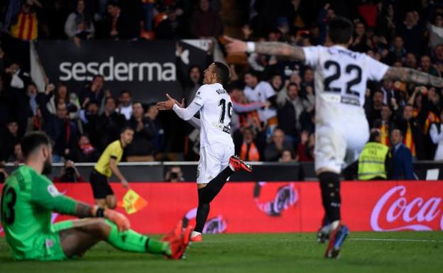 Rodrigo y Santi Mina, celebrando el gol del hispano-brasileño.