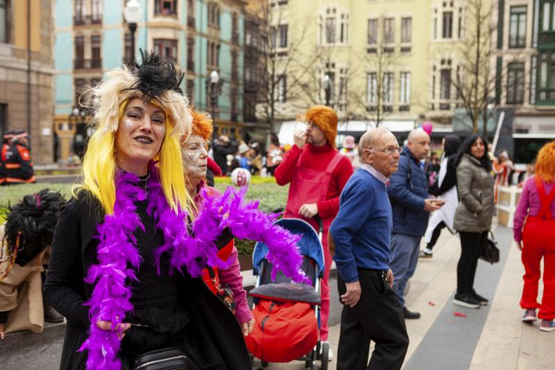 Centenares de niños han desfilado por el centro de Gijón en un colorido pasacalles.