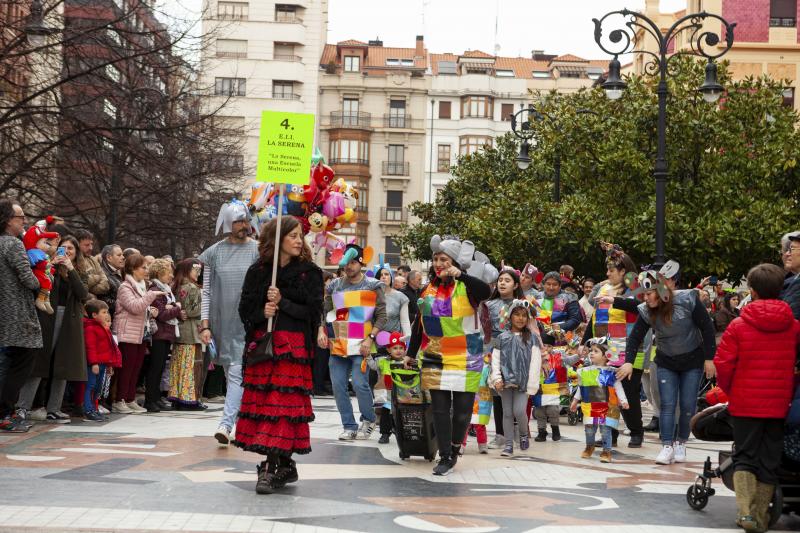 Centenares de niños han desfilado por el centro de Gijón en un colorido pasacalles.