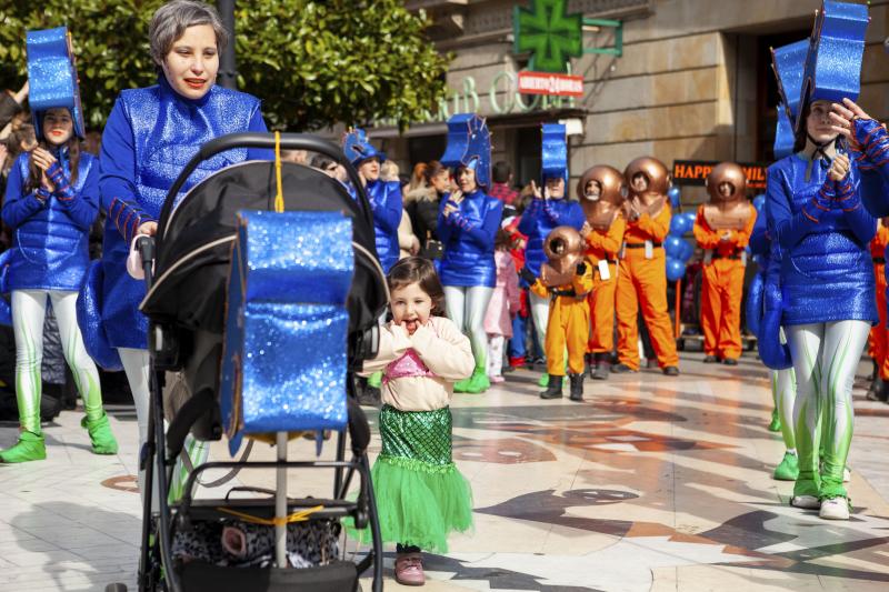 Centenares de niños han desfilado por el centro de Gijón en un colorido pasacalles.