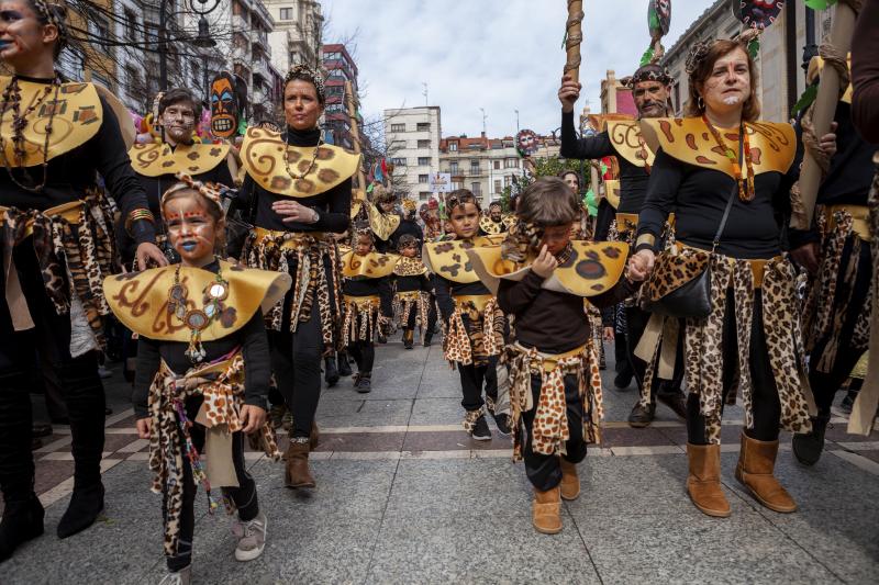 Centenares de niños han desfilado por el centro de Gijón en un colorido pasacalles.