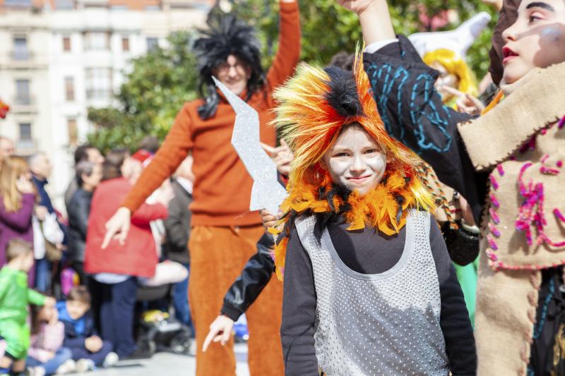 Centenares de niños han desfilado por el centro de Gijón en un colorido pasacalles.