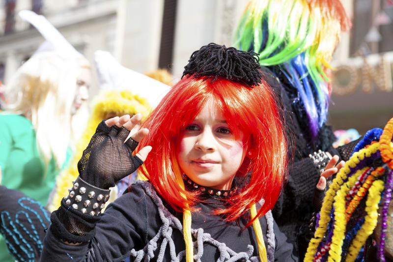 Centenares de niños han desfilado por el centro de Gijón en un colorido pasacalles.
