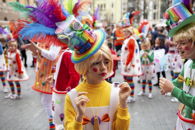 Centenares de niños han desfilado por el centro de Gijón en un colorido pasacalles.