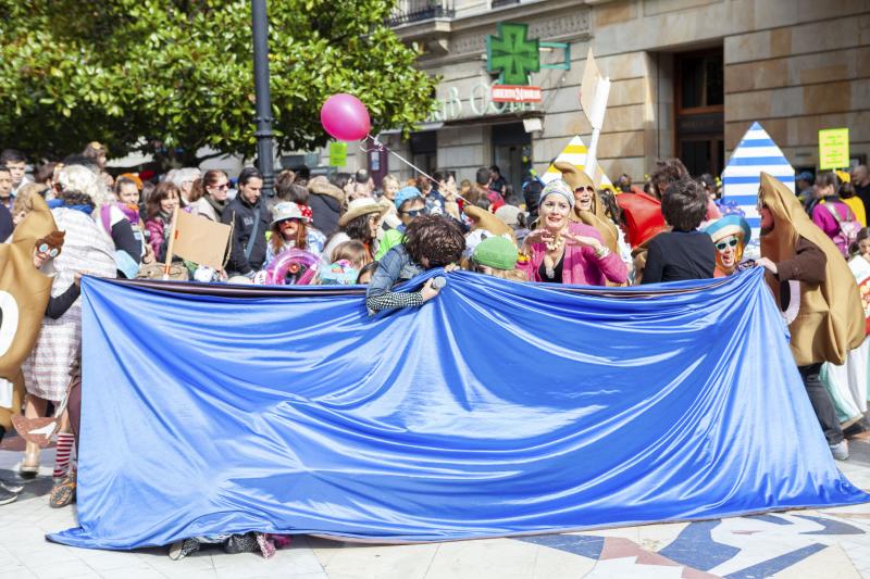 Centenares de niños han desfilado por el centro de Gijón en un colorido pasacalles.