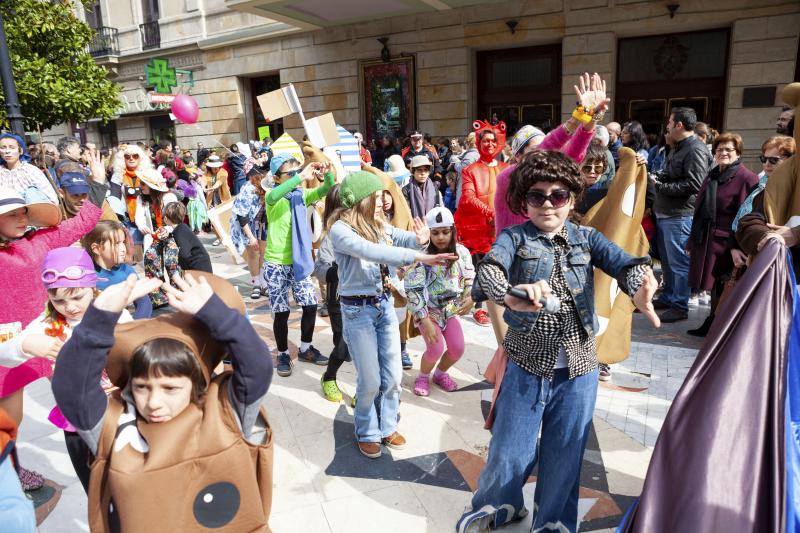 Centenares de niños han desfilado por el centro de Gijón en un colorido pasacalles.