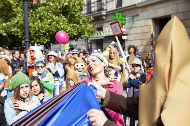 Centenares de niños han desfilado por el centro de Gijón en un colorido pasacalles.