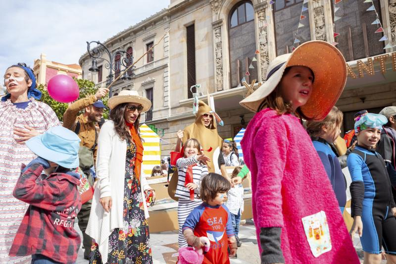 Centenares de niños han desfilado por el centro de Gijón en un colorido pasacalles.