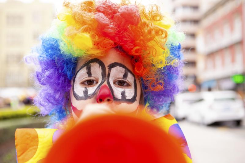Centenares de niños han desfilado por el centro de Gijón en un colorido pasacalles.