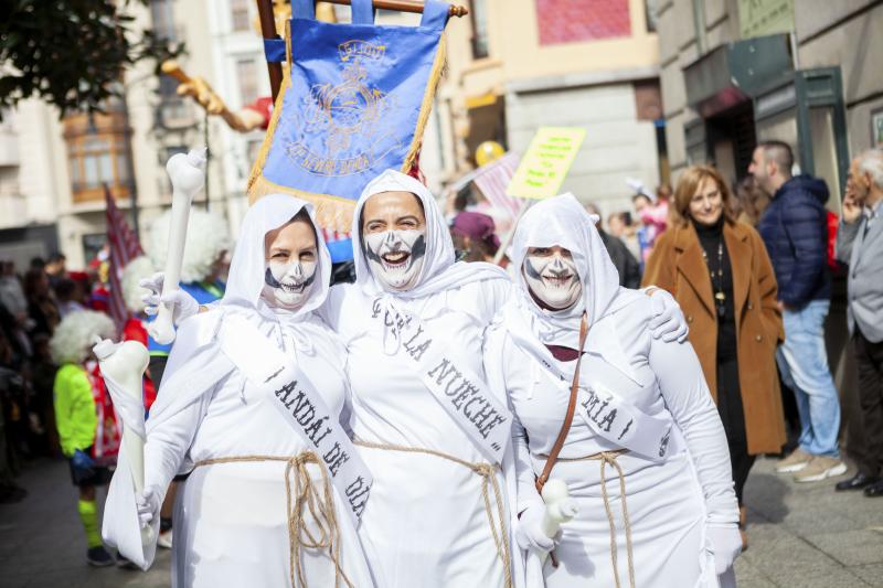 Centenares de niños han desfilado por el centro de Gijón en un colorido pasacalles.