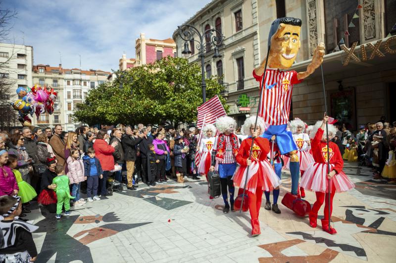 Centenares de niños han desfilado por el centro de Gijón en un colorido pasacalles.