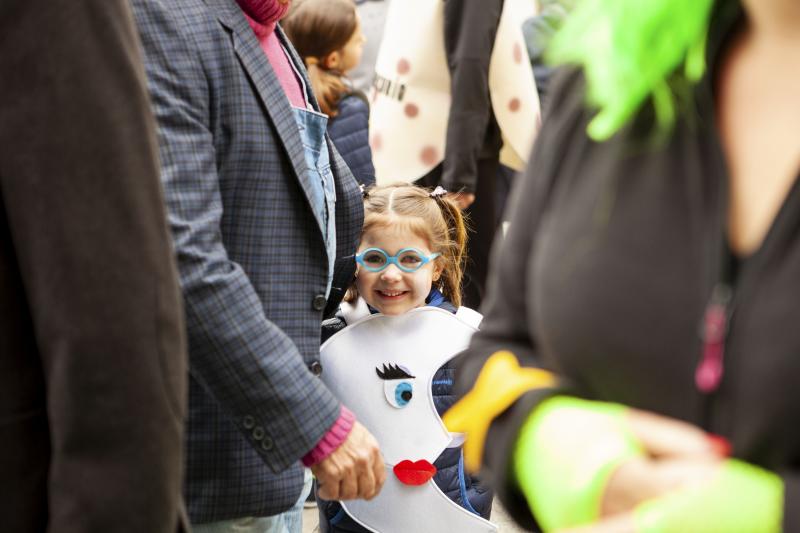 Centenares de niños han desfilado por el centro de Gijón en un colorido pasacalles.
